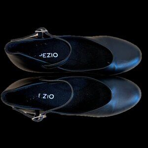 Capezio Footlight 2” Heel Character Shoes Adult Size 6.5, EUC